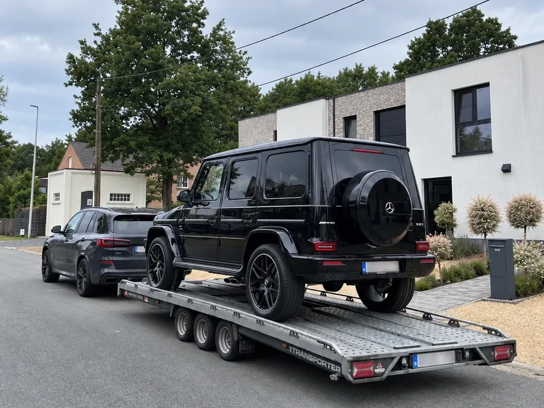 Mercedes-AMG G 63 op de trailer van CLIM bij levering aan huis