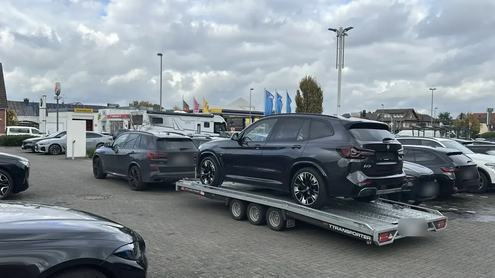 Geïmporteerde BMW op de trailer van CLIM bij een Duitse dealer