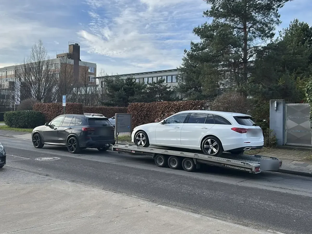 Witte Mercedes break op de trailer van CLIM tijdens een import